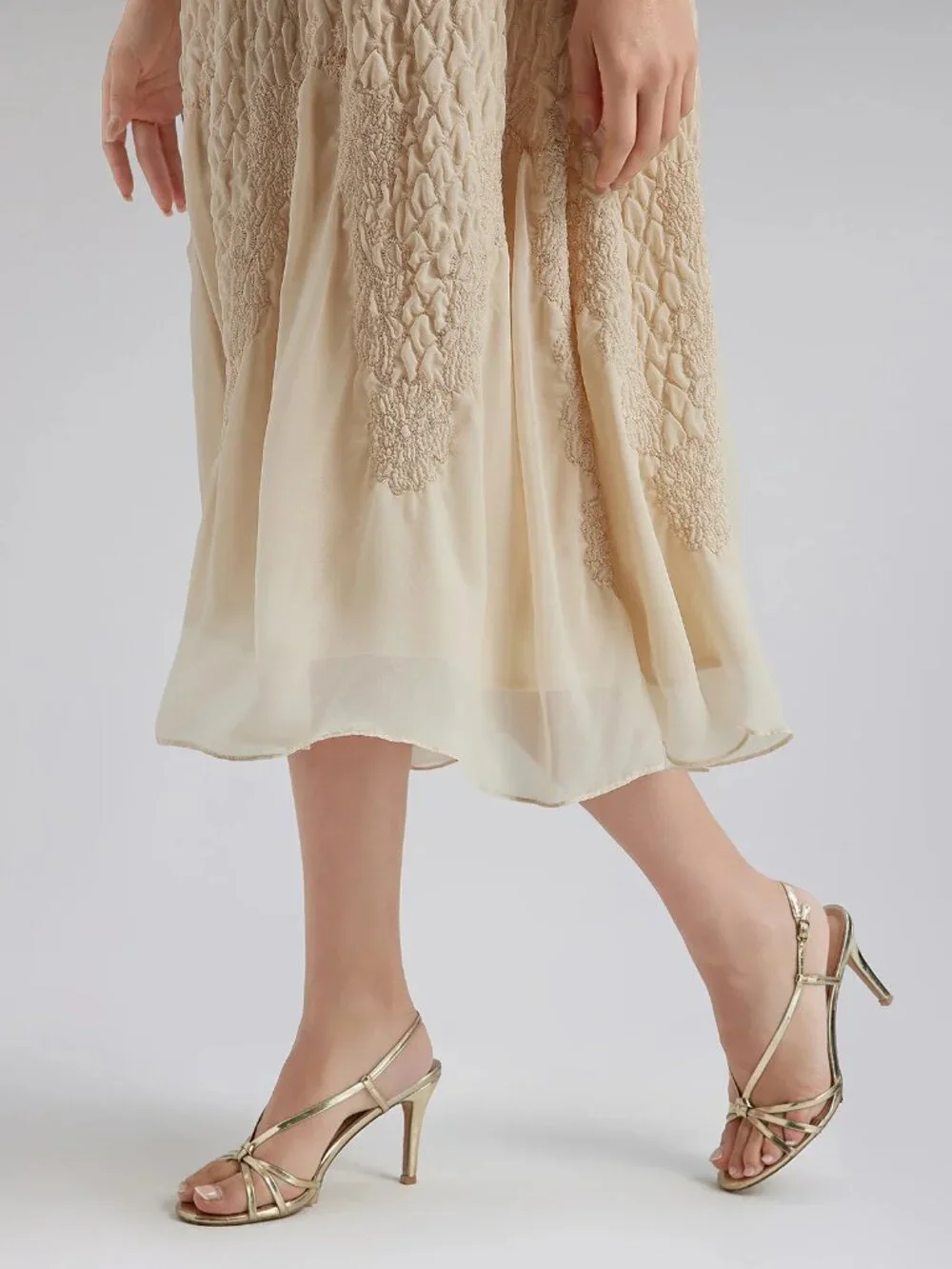 Rich Radi Q'S Round Neck Pleated Loose Embroidered Dress - Picture 4 of 15